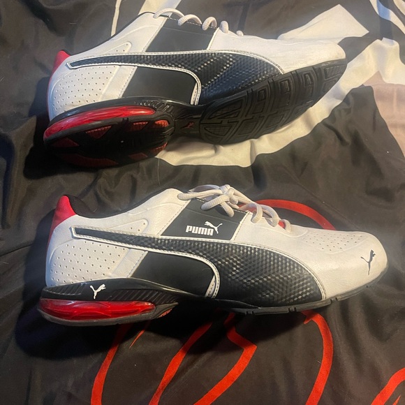 10.5 low top white, blacks& red pumas - Picture 2 of 6
